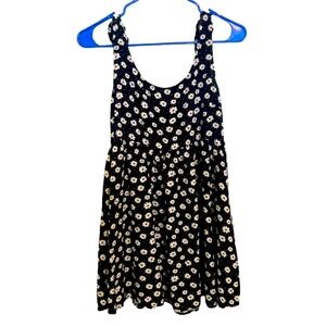Women’s Black And White Floral Lightweight Empire Waist Mini Dress. Size Small.